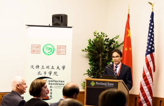 www.优德88.cpm
陆惠星副处长在波州大孔院庆典欢迎晚宴上致辞.jpg