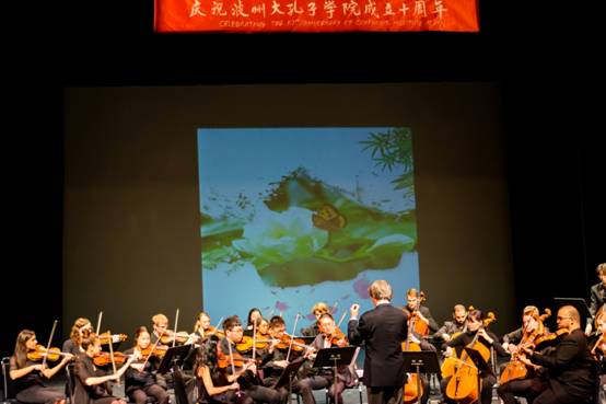 www.优德88.cpm
与波州大音乐学院师生为孔院十周年庆典合奏《茉莉花》《赶牲灵》.jpg